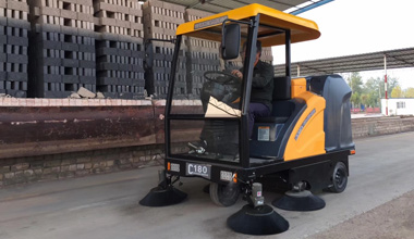 C180駕駛式掃地車服務(wù)于某磚廠